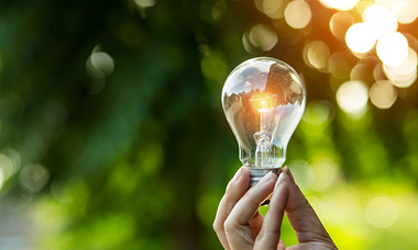 Hand som håller i en glödlampa