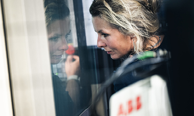 Personal som läser av förbrukning